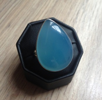 Zilveren ring grote druppelvorm blauwe Chalcedoon maat 17.5 mm